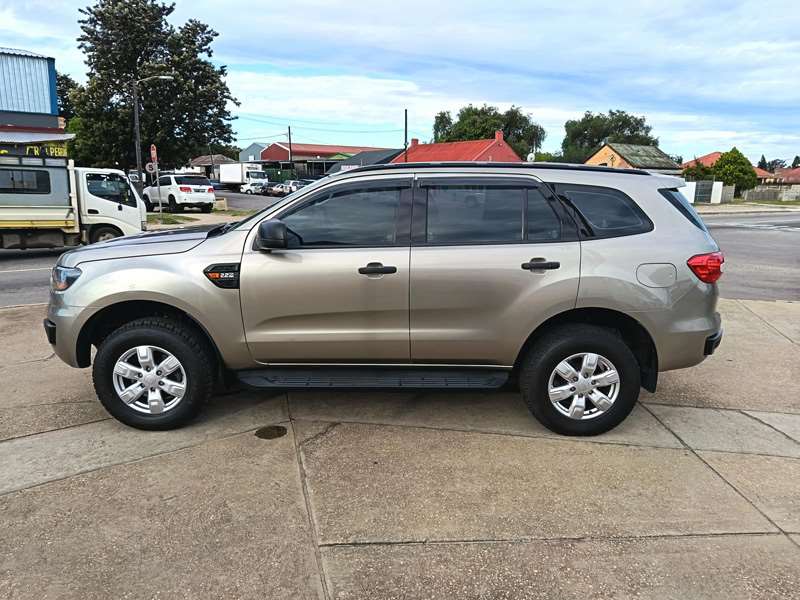 Ford-2.2 TDCi XLS 6AT 4X22017-Eastern-Cape-Motors-Showroom